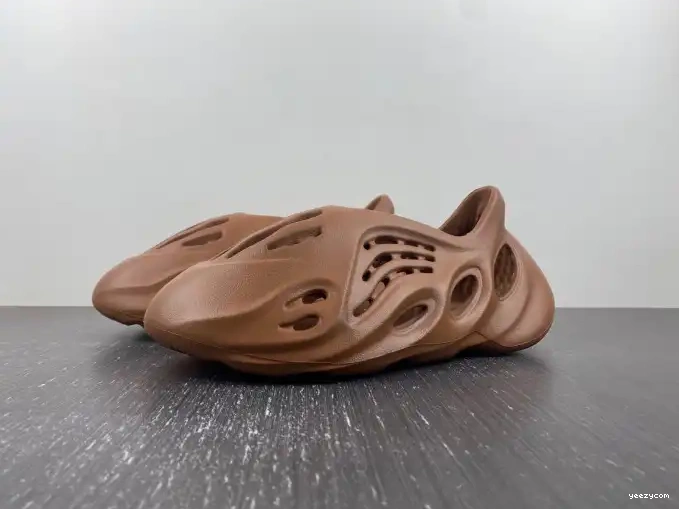 RNR Red Clay Foam HP5335 Yeezy Adidas 0608